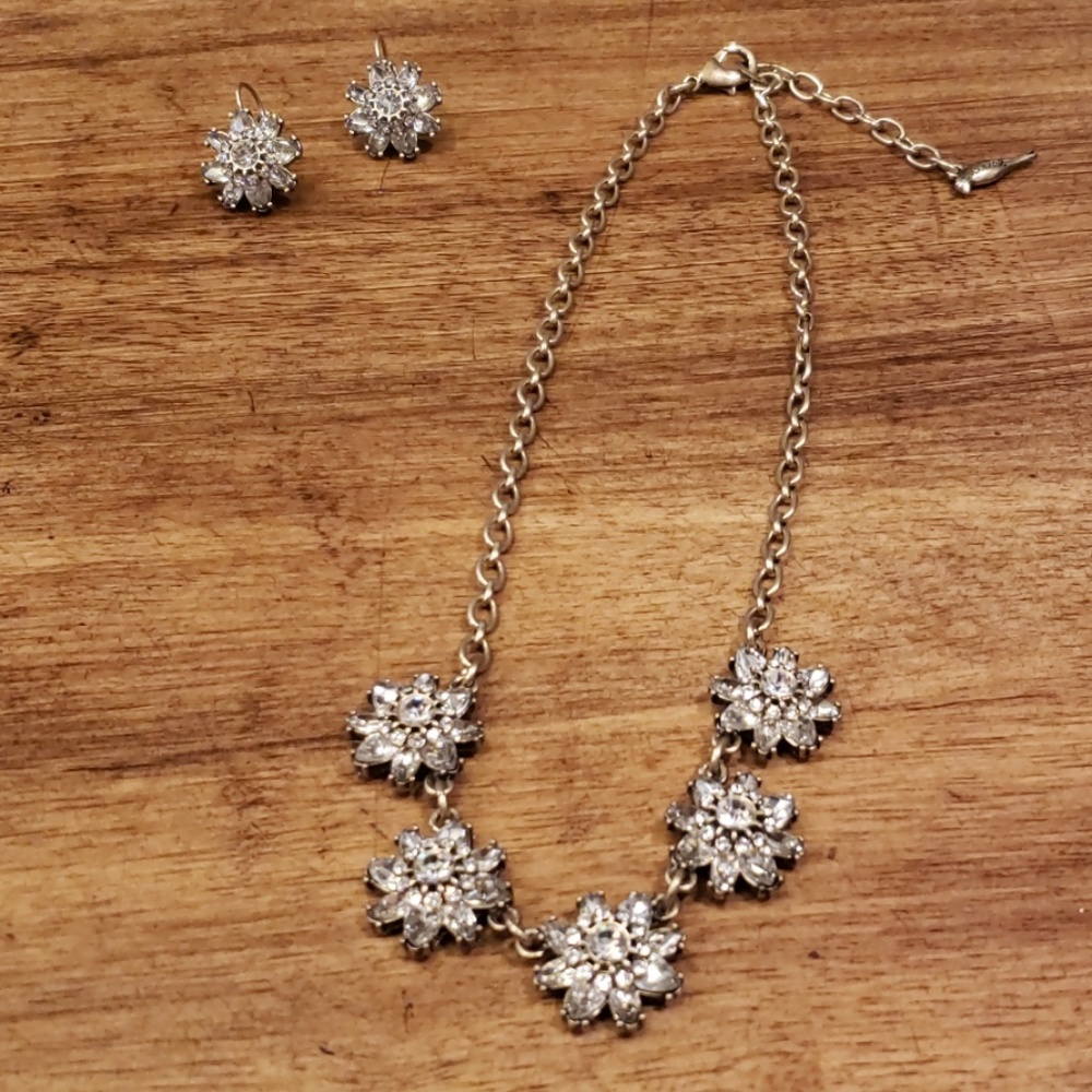 Necklace and earring set